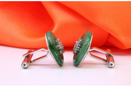  Botões de punho em ouro com flor e (14) diamantes em talhe brilhante sobre jade